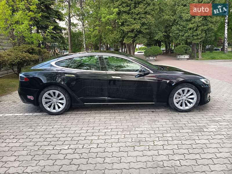 Лифтбек Tesla Model S 2018 в Львове