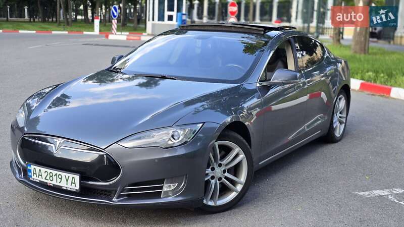 Ліфтбек Tesla Model S 2013 в 