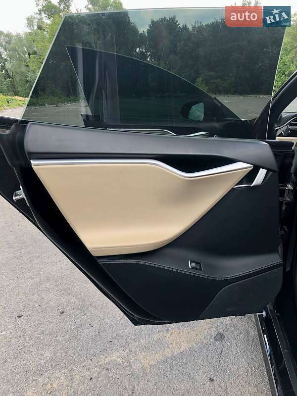Лифтбек Tesla Model S 2016 в Киеве фото 22 Лифтбек Tesla Model S 2016 в Киеве
