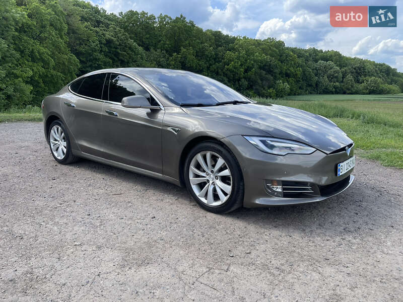 Лифтбек Tesla Model S 2016 в Киеве