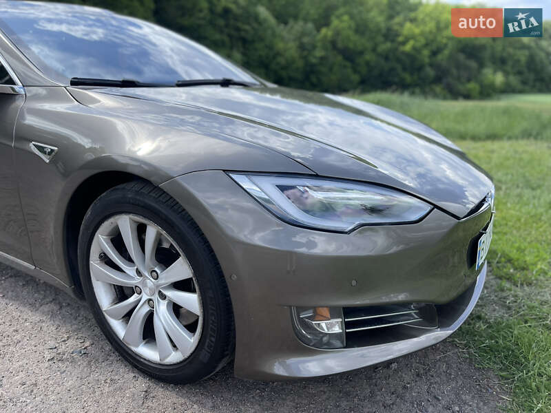 Лифтбек Tesla Model S 2016 в Киеве