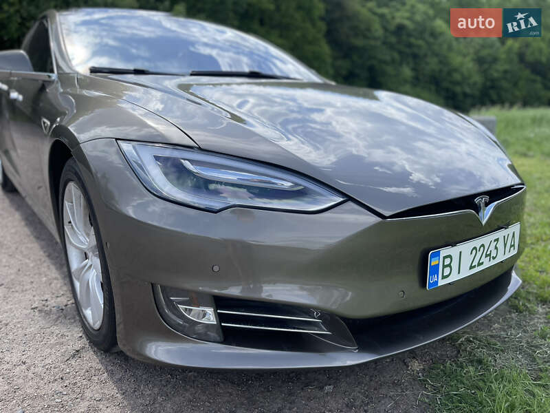 Лифтбек Tesla Model S 2016 в Киеве