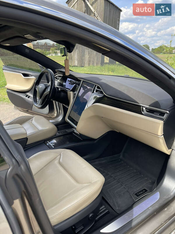 Лифтбек Tesla Model S 2016 в Киеве