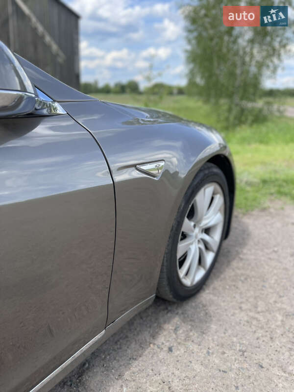 Лифтбек Tesla Model S 2016 в Киеве