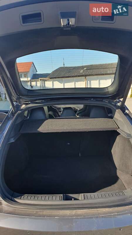Ліфтбек Tesla Model S 2015 в Золочеві
