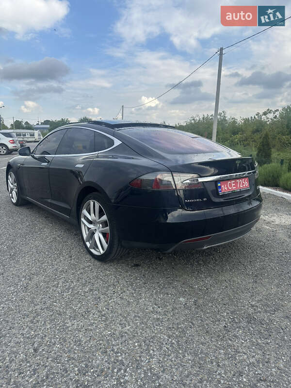 Ліфтбек Tesla Model S 2015 в Чернівцях