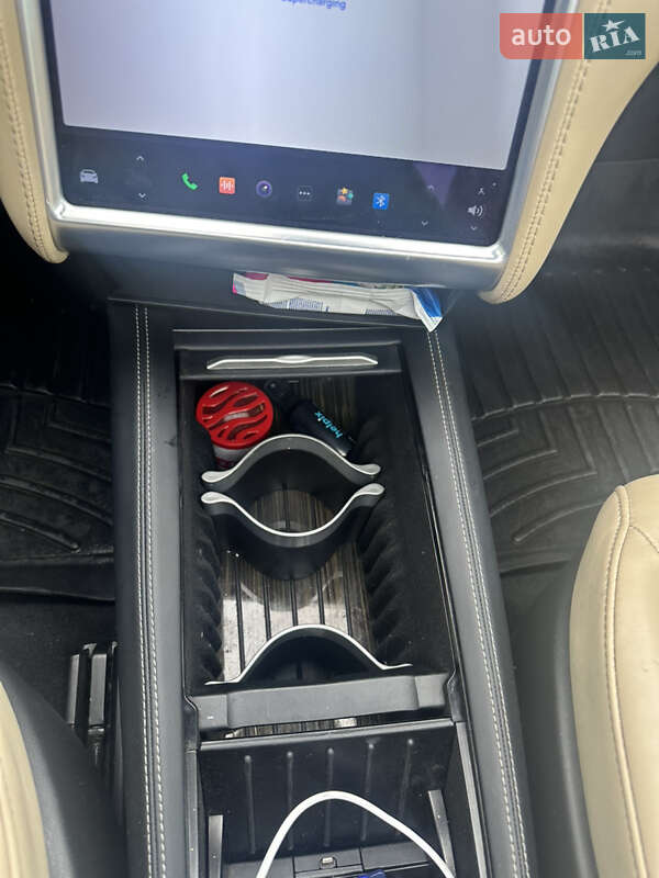 Ліфтбек Tesla Model S 2015 в Чернівцях