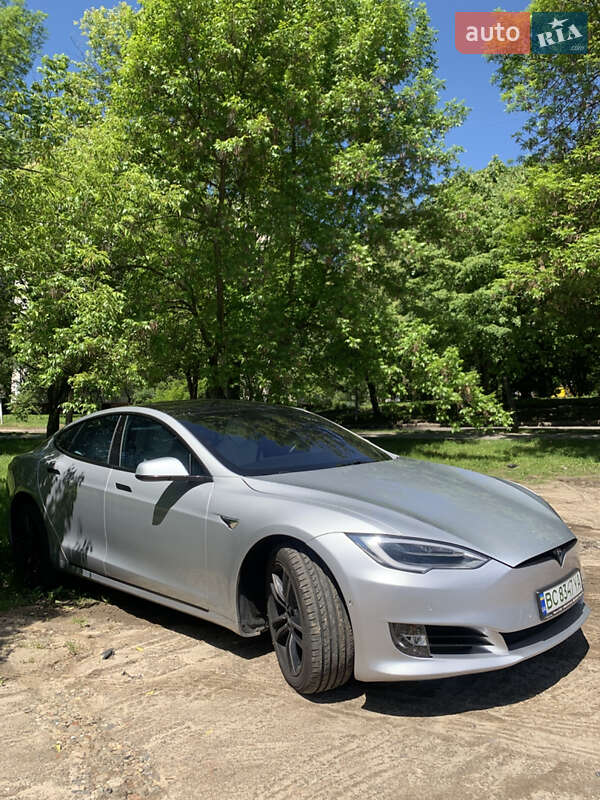 Ліфтбек Tesla Model S 2017 в Львові