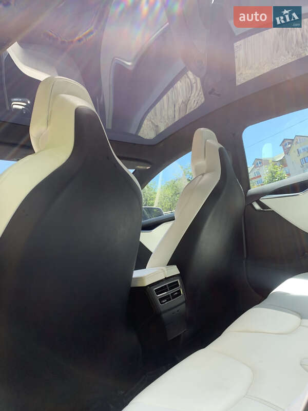 Ліфтбек Tesla Model S 2017 в Львові