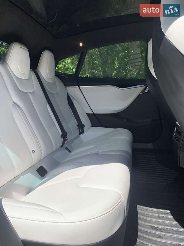 Ліфтбек Tesla Model S 2017 в Львові