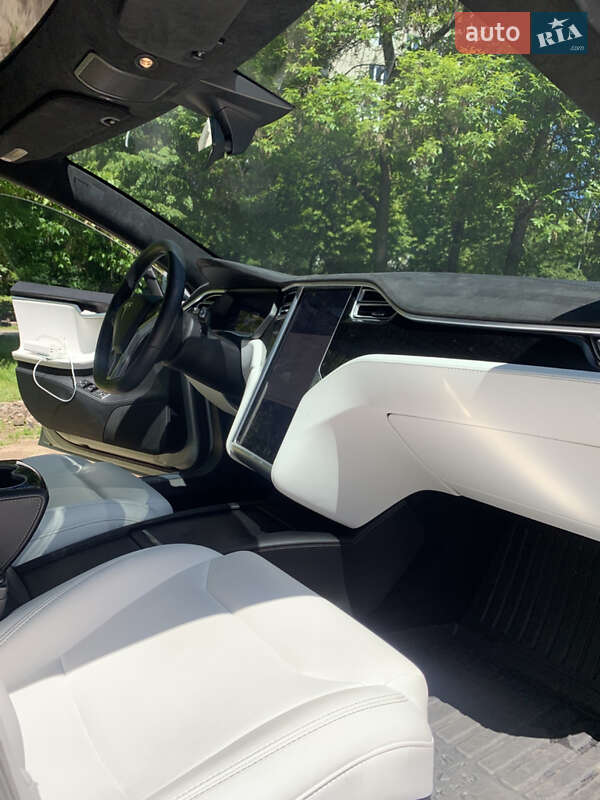 Ліфтбек Tesla Model S 2017 в Львові