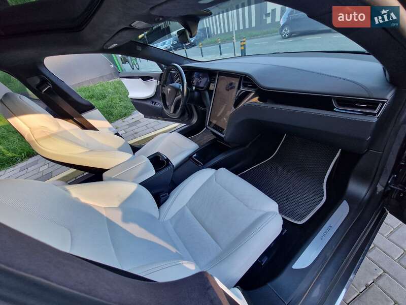 Лифтбек Tesla Model S 2018 в Львове