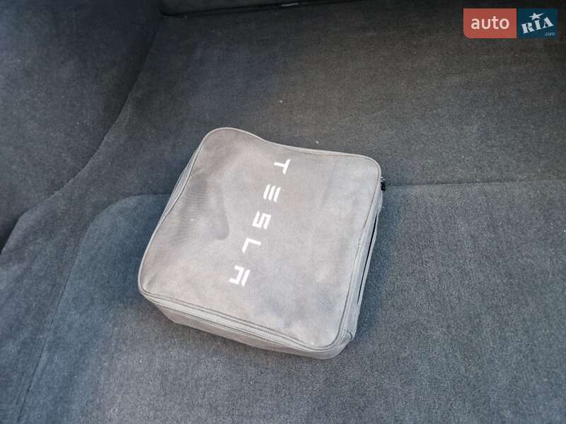 Лифтбек Tesla Model S 2018 в Львове