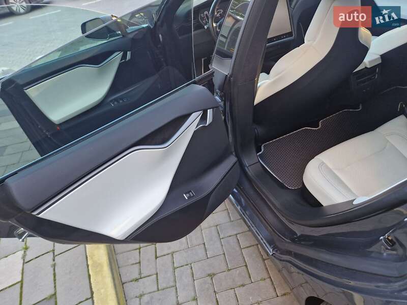 Лифтбек Tesla Model S 2018 в Львове