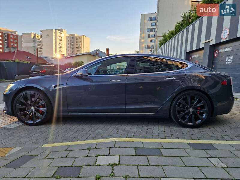 Лифтбек Tesla Model S 2018 в Львове