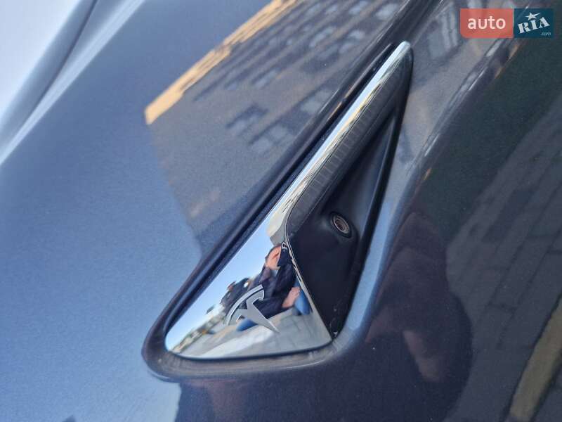 Лифтбек Tesla Model S 2018 в Львове