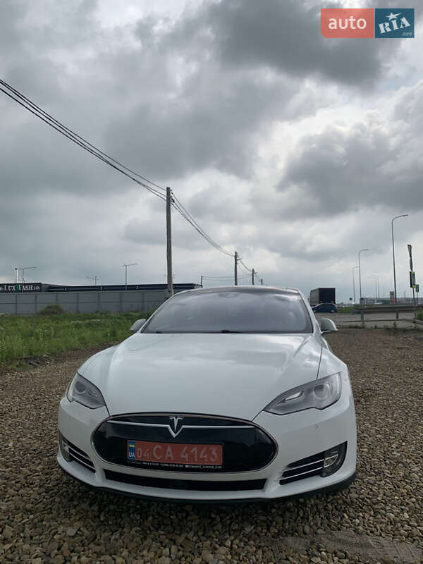 Лифтбек Tesla Model S 2015 в Львове