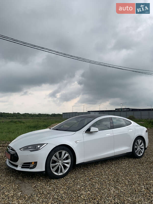 Лифтбек Tesla Model S 2015 в Львове