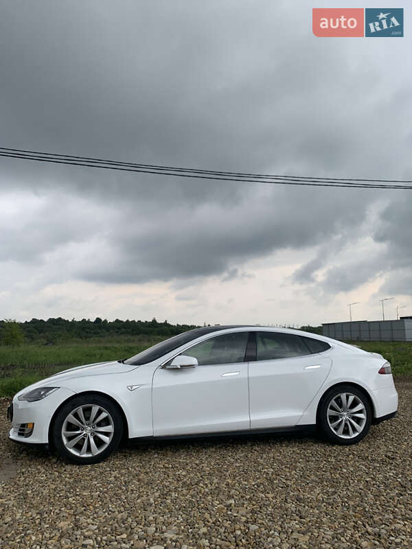 Лифтбек Tesla Model S 2015 в Львове