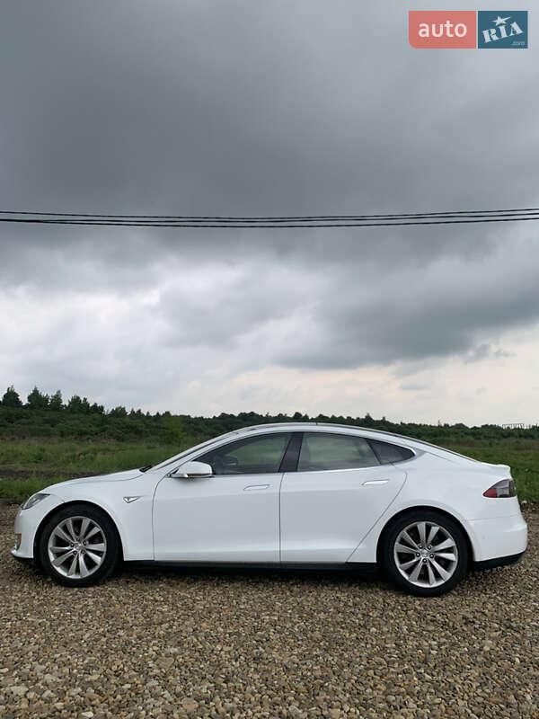 Лифтбек Tesla Model S 2015 в Львове