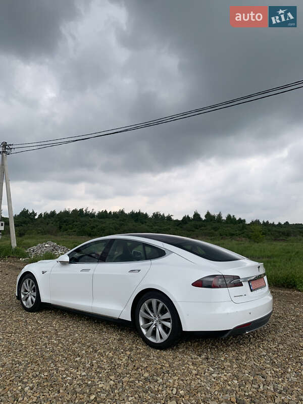 Лифтбек Tesla Model S 2015 в Львове