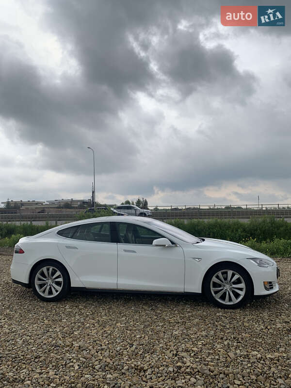Лифтбек Tesla Model S 2015 в Львове