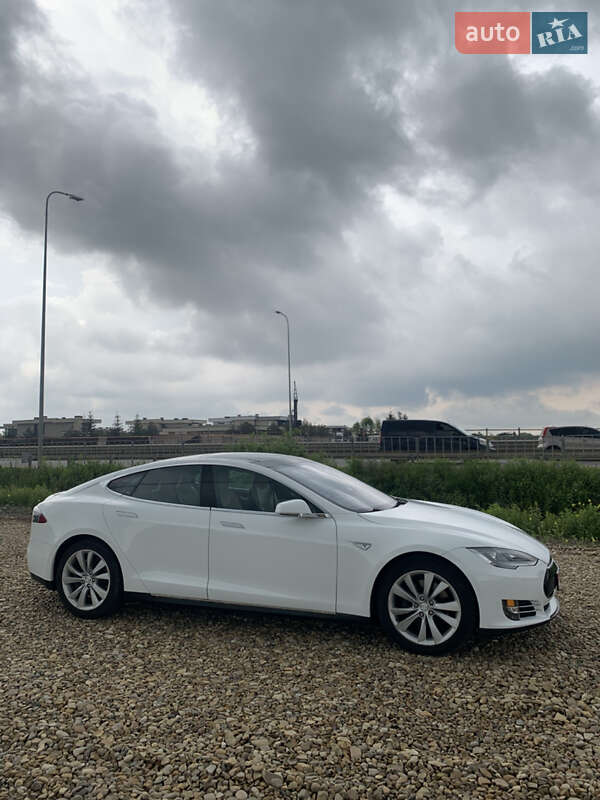 Лифтбек Tesla Model S 2015 в Львове