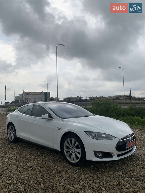 Лифтбек Tesla Model S 2015 в Львове