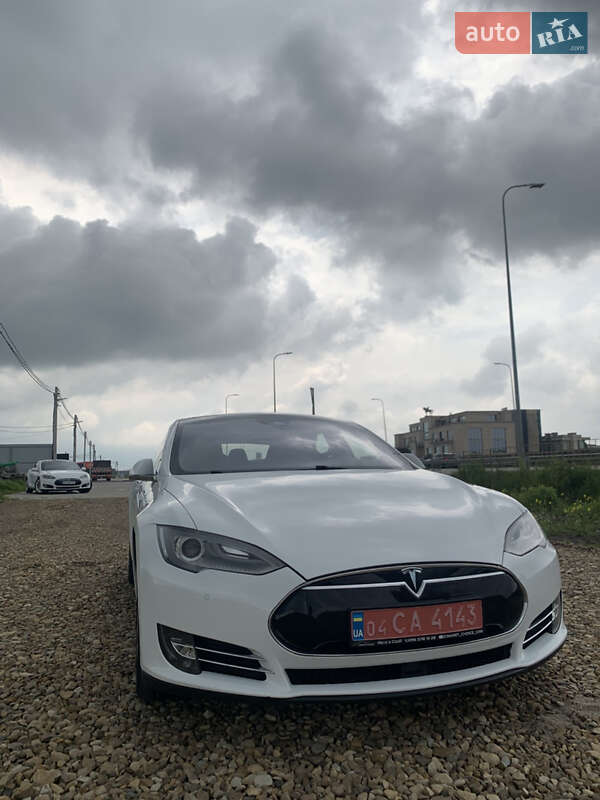 Лифтбек Tesla Model S 2015 в Львове