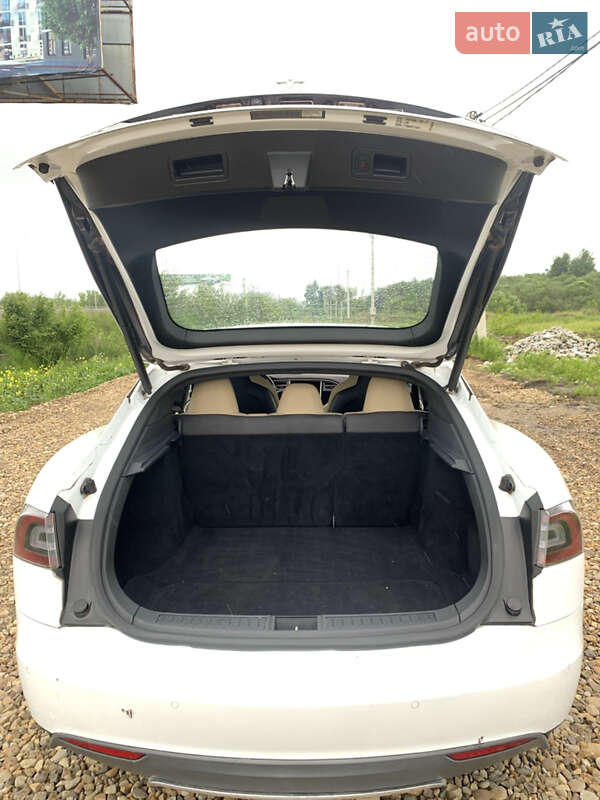 Лифтбек Tesla Model S 2015 в Львове