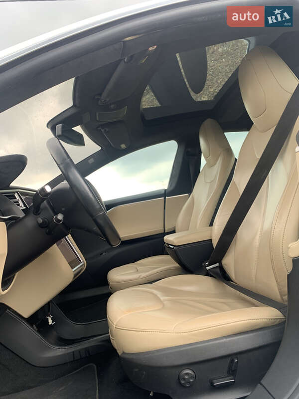 Лифтбек Tesla Model S 2015 в Львове