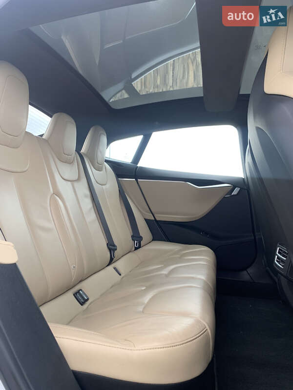 Лифтбек Tesla Model S 2015 в Львове