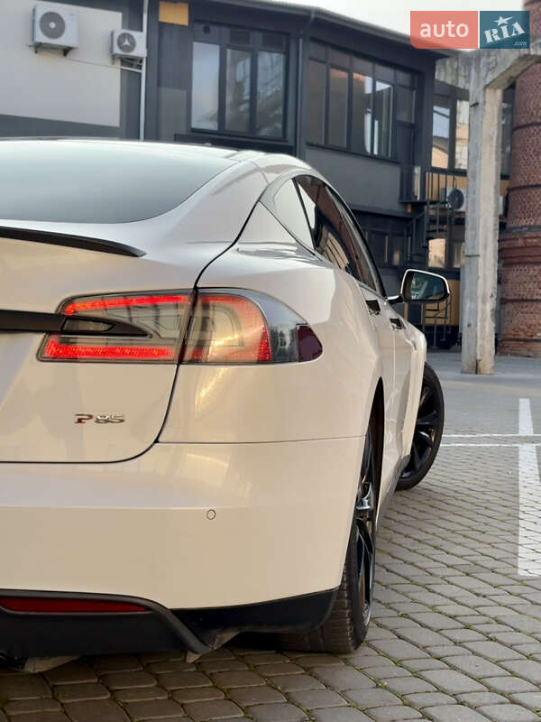 Лифтбек Tesla Model S 2013 в Коломые
