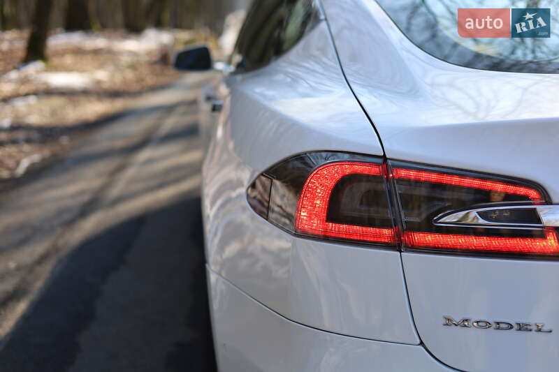 Ліфтбек Tesla Model S 2016 в Луцьку