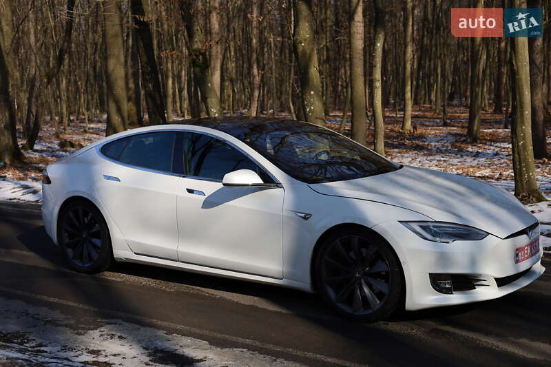 Ліфтбек Tesla Model S 2016 в Луцьку
