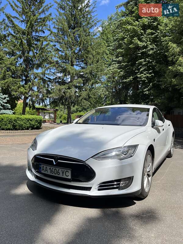 Лифтбек Tesla Model S 2015 в Киеве