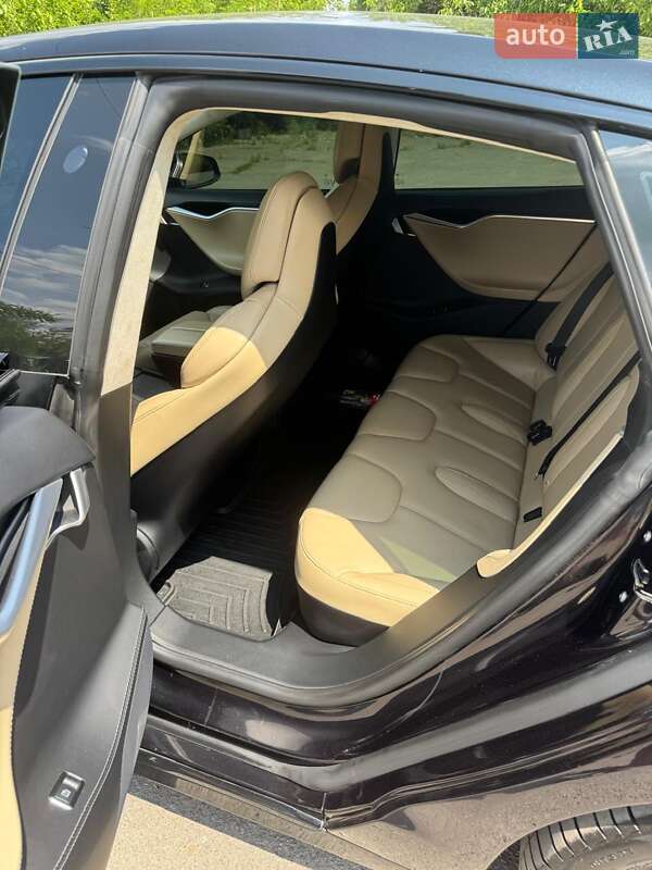 Лифтбек Tesla Model S 2017 в Кривом Роге