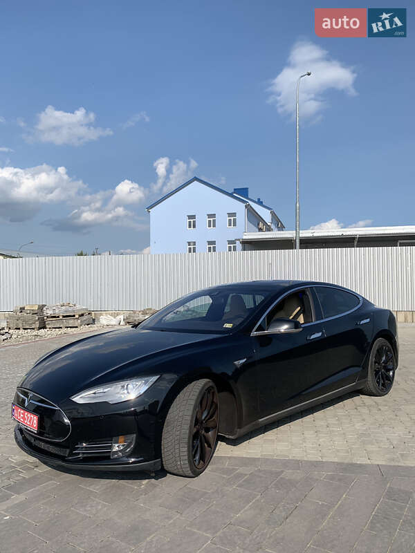 Лифтбек Tesla Model S 2015 в Львове