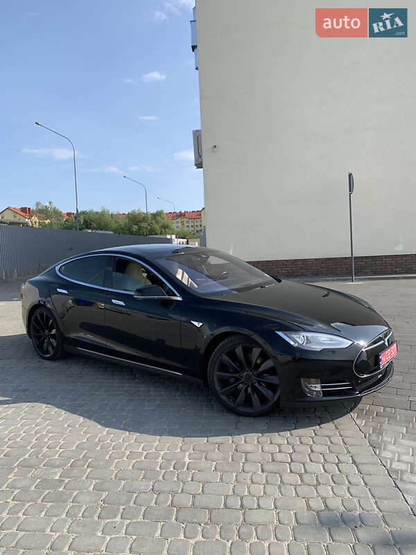 Лифтбек Tesla Model S 2015 в 