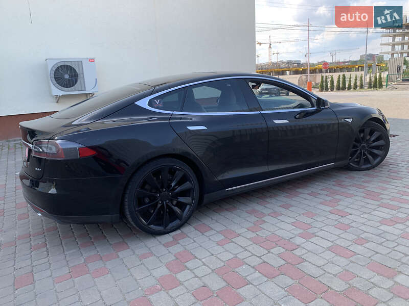 Лифтбек Tesla Model S 2015 в Львове