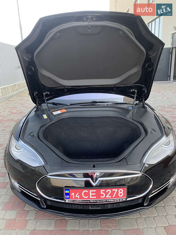 Лифтбек Tesla Model S 2015 в Львове