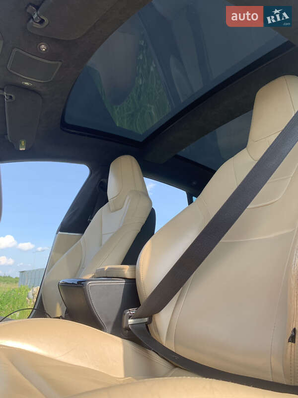 Лифтбек Tesla Model S 2015 в Львове