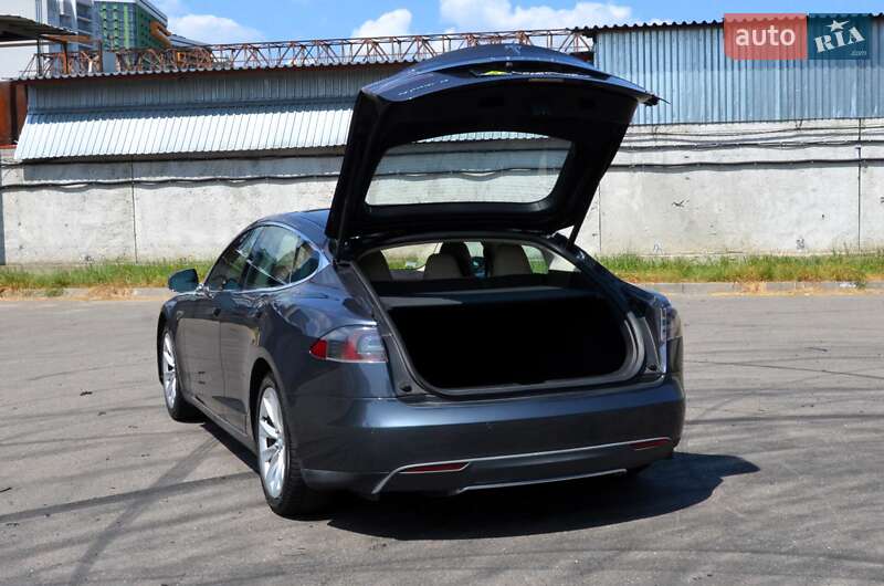 Ліфтбек Tesla Model S 2016 в Києві