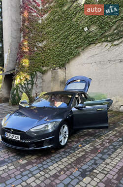 Лифтбек Tesla Model S 2015 в Сторожинце