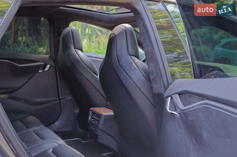 Лифтбек Tesla Model S 2018 в Киеве