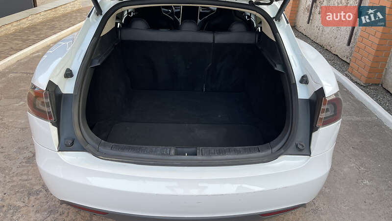 Ліфтбек Tesla Model S 2014 в Кривому Розі