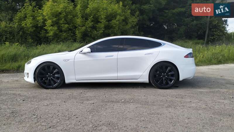 Лифтбек Tesla Model S 2016 в Львове