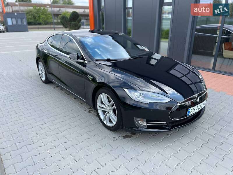 Лифтбек Tesla Model S 2015 в Виннице