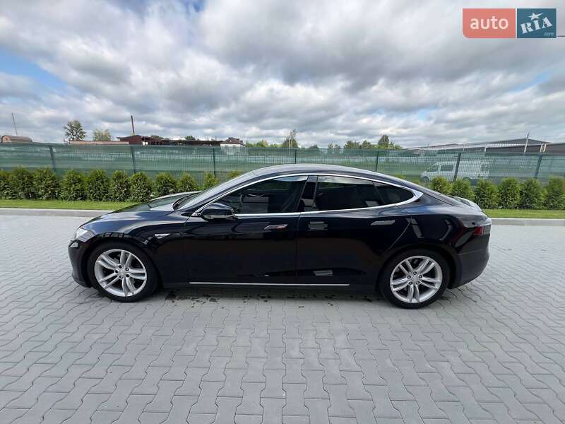 Лифтбек Tesla Model S 2015 в Виннице