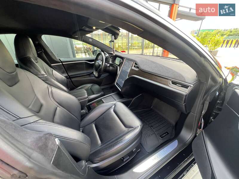Лифтбек Tesla Model S 2015 в Виннице